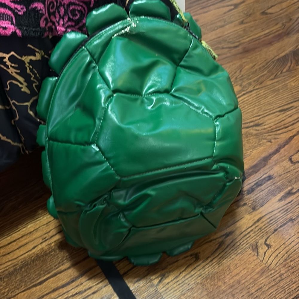 Green Turtle Shell backpack - Picture 2 of 3